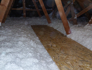 Zateplení stropu dřevostavby rodinného domu foukanou izolací